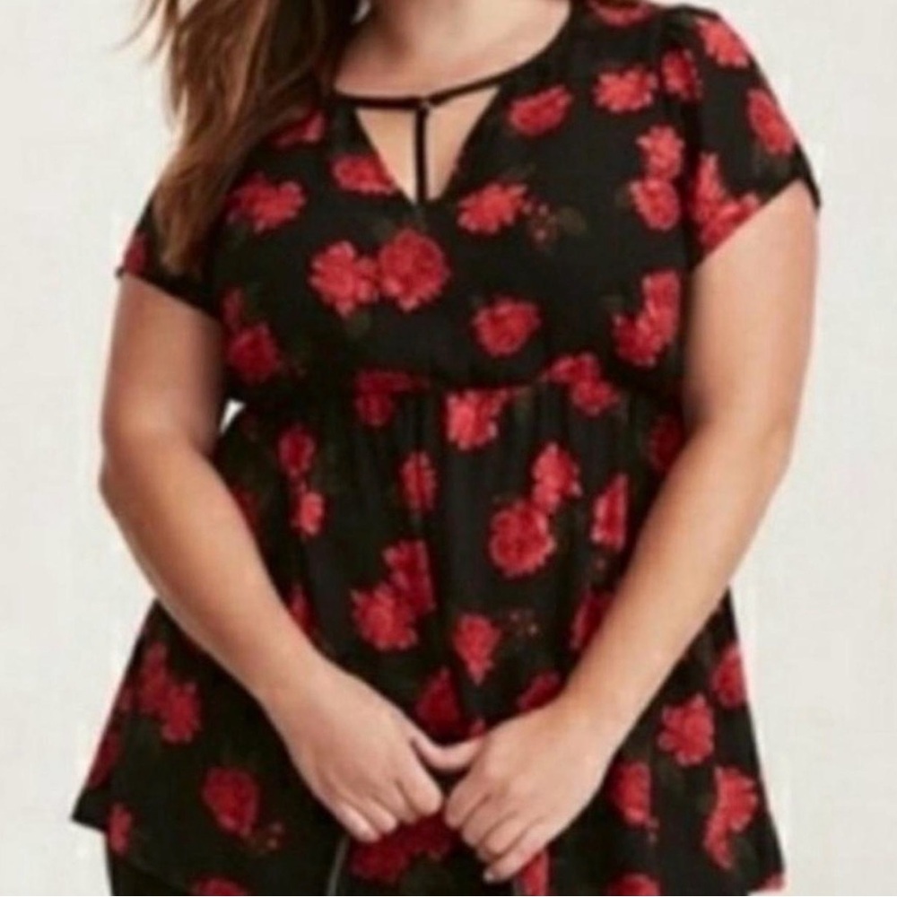 Torrid rose detail blouse in black size 14/16 (Torrid size 1) with short sleeve